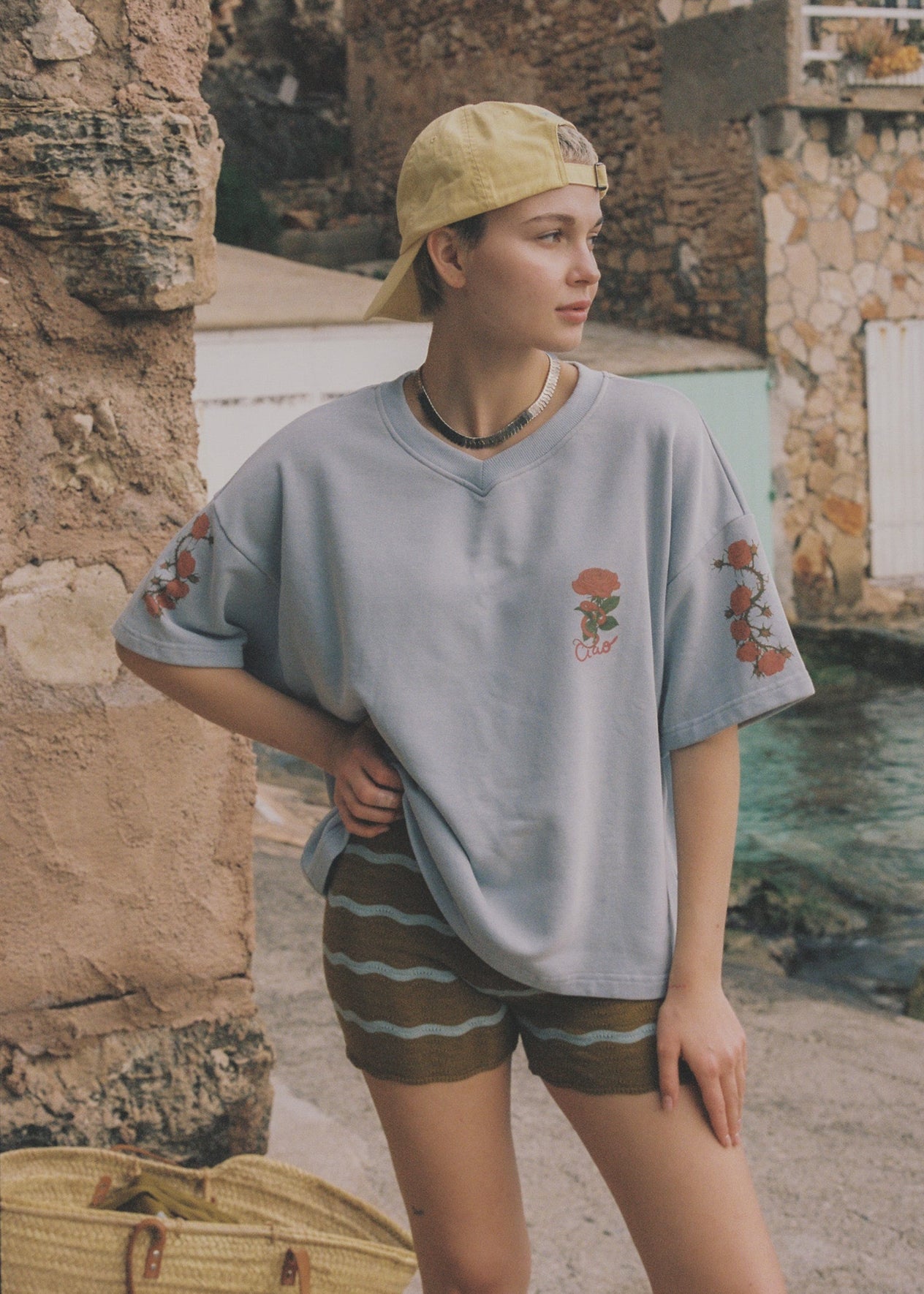 Woman wearing a light-blue cotton sport jersey with floral print details