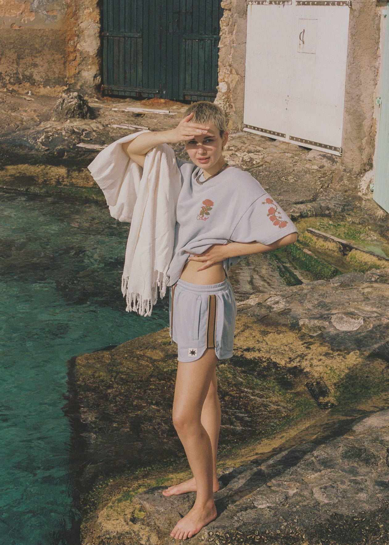Woman wearing a light-blue cotton sport jersey with floral print details