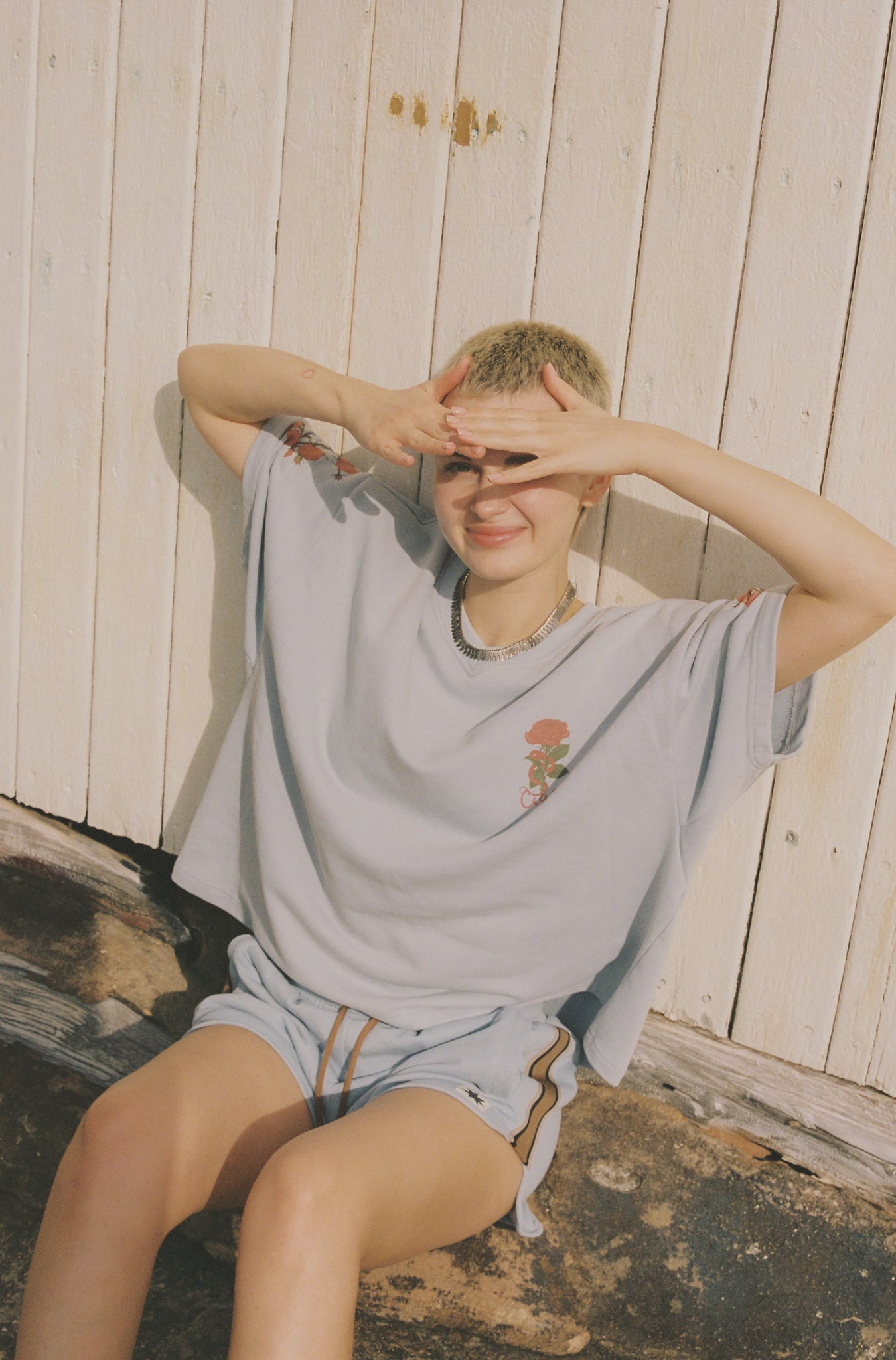 Woman wearing a light-blue cotton sport jersey with floral print details